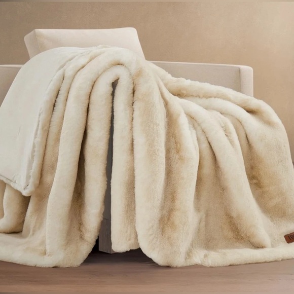 FRYE Luxe Faux Fur Throw Blanket 60" x 70" Cream Silky Soft Feel Polyester New - Picture 2 of 8